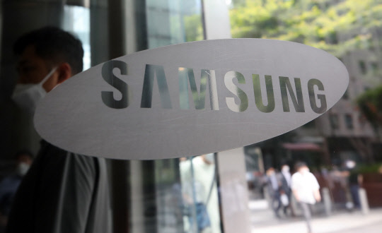 이재용 삼성전자 부회장 출소 후 첫 준법감시위원회 회의가 17일 오후 서울 서초구 삼성생명 사옥에서 비공개로 열렸다. 사진은 이날 삼성생명 사옥 출입문의 삼성 로고.   연합뉴스